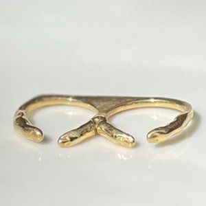 Verameat Double Finger Duster Ring in Gold Brass